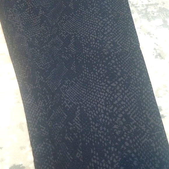 Snake Print Leggings - Picture 2 of 4